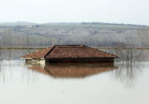 Затопленный до крыши дом в курортной провинции Анталья в Турции. Там из-за проливных дождей вышла из берегов река Марица