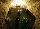 Журналистка ведет репортаж из затопленного храма Святого Николая в турецком городе Демре