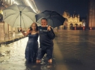Супружеская пара гуляет по площади Святого Марка в Венеции