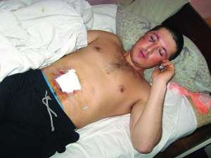 Сергей Шабанов лежит в больнице скорой помощи в городе Мариуполе Донецкой области. Пуля пробила ему живот