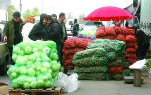 На столичном оптовом рынке "Фермер" лук продают мешками, по 4,65 гривны за килограмм. Привозят из Крыма