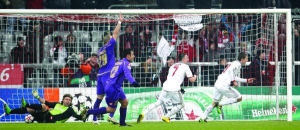 Щойно нападаючий ”Баварії” Мирослав Клозе забив другий гол у ворота ”Фіорентини”