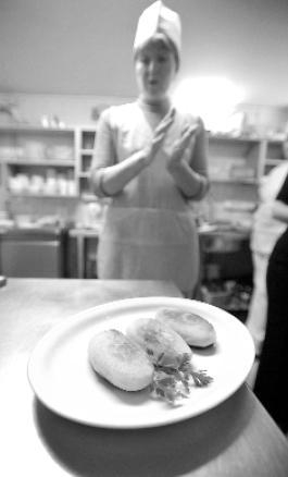 Во львовском кафе "Смаколик" повар Галина Заставная готовит постные зразы. Начиняет их рыбой или капустой