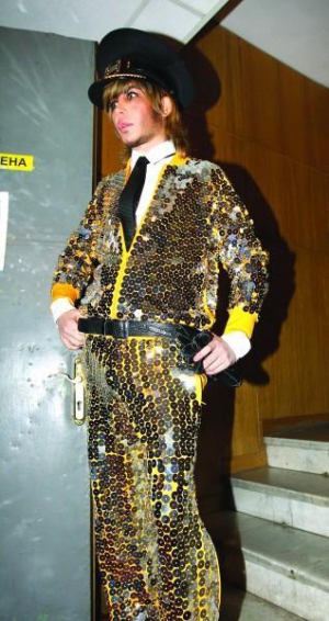 Російський стиліст Сергій Звєрєв одягнув фуражку і жовтий комбінезон з блискучими паєтками на концерт у столичному палаці «Україна»
