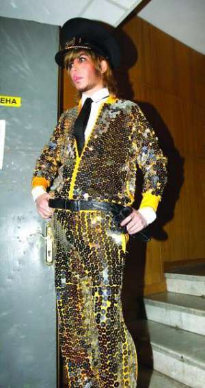 Російський стиліст Сергій Звєрєв одягнув фуражку і жовтий комбінезон з блискучими паєтками на концерт у столичному палаці «Україна»