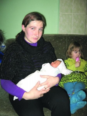 Людмила Бондарук із двома дочками. На руках — Анастасія, що народилася на заправці. Праворуч — 3-річна Христина