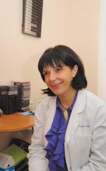 Ольга Богомолець, 43 роки. Народилася в Києві. Закінчила столичний медичний інститут імені свого прадіда Олександра Богомольця за спеціальністю "лікувальна справа". Навчання продовжила у Пенсильванському медичному університеті й Інституті дерматопатології