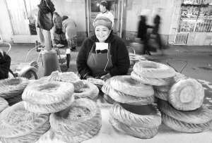 На центральном рынке Ташкента, столицы Узбекистана, продают лаваш из частных пекарен. Коврига стоит около двух тысяч сомов, то есть 11 грн. Хлеб на дрожжах — от тысячи сомов за 600-граммовую буханку. Это 5,3 грн. За два года цены на хлеб в Узбекистане выр