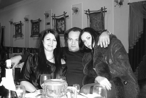 Володимир Олійник із старшими доньками. Вони живуть в Івано-Франківську, а батько мешкав у райцентрі Надвірна