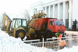 Снегоуборочная техника работает возле Верховной Рады Украины. От пятницы коммунальщики расчищают центр Киева от снега и льда — готовят город к инаугурации президента