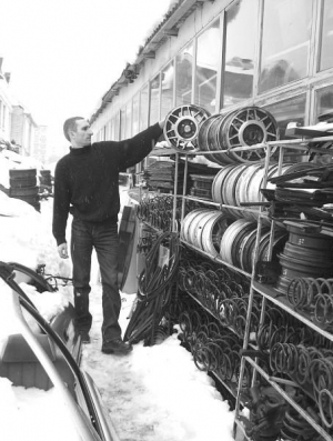 35-річний Ігор Зубко торгує уживаними запчастинами на авторинку в Черкасах. На стелажах просто неба тримає колісні диски та шини. Пару уживаних продає по 400 гривень. Поруч, в ангарі, іномарки розбирають на частини