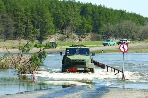 Міст через Ворсклу між селом Більськ і райцентром Котельва востаннє затоплювало 2006 року. У воді він стояв 9 днів. Його висота над рівнем річки у звичайному стані до 2,5 метрів