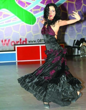 Олександра Миц 7 років навчалася танцю фламенко у провідних майстрів Іспанії. В Україні вона — суддя вищої категорії по фламенко, циганських та індійських танцях