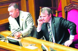 Депутат-”бютовец” Виктор Лозинский (справа) в Верховной Раде. 3 июля 2009 года парламент лишил его депутатских полномочий