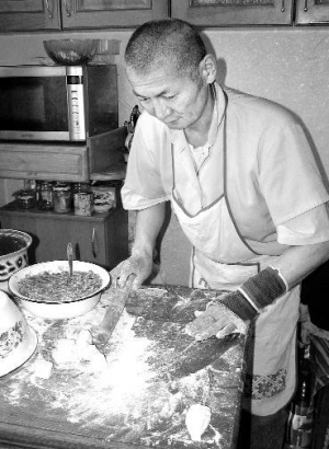 Монгол Ганхуяг Гомбосурен готує бузи з м’ясом. Каже, українське борошно якісніше, легше вимішується