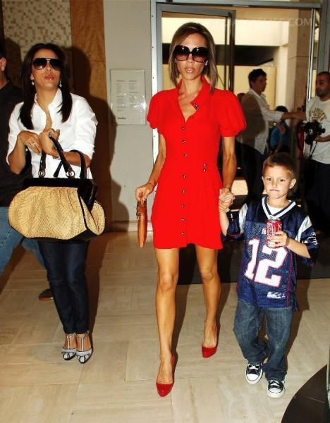 Певица Виктория Бэкхем со старшим сыном Бруклином. Она вошла в пятерку самых худых звезд мира. Виктория весит 47 килограммов, в таллии имеет 55 сантиметров