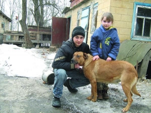 Денис Гукасян прийшов провідати Настю Мельник у селі Удич Теплицького району Вінниччини. Собака Найда признає сусіда