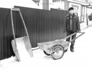 Верислав Богартичук з Умані Черкаської області показує саморобні візки. Вони важать 13–15 кілограмів, а витримують вагу майже 150 кіло. Ручки зроблені з поламаних лиж