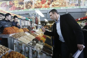 Виталий Кличко пробует финик в среду на Житнем рынке в столице
