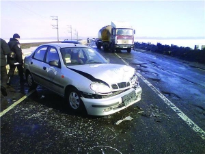Авария на черкасской дамбе около станции Барское произошла 24 февраля из-за плохого состояния дороги. Обходя ямы, ”шестерка” врезалась в ”семерку и ”ланос”, ехавшим по встречной полосе