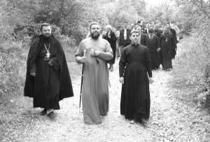 Архиепископ Винницкий и Могилев-Подольский Симеон (в центре) планирует посетить каждого священника, который подчиняются его духовенству