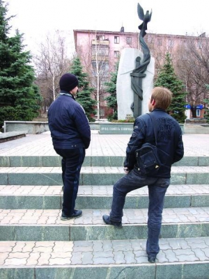 Запорожцы Владимир (слева) и Александр стоят напротив областного управления милиции. Они рассказывали следователю, как работали в Хабаровском крае