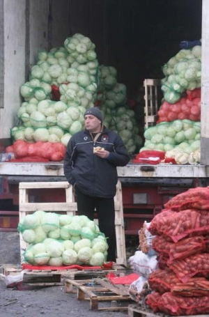 Капусту цей торговець привозить із Грузії. Продає на ринку "Фермер" на Троєщині у Києві. А в Грузію з України возить картоплю - там її можна дорожче продати
