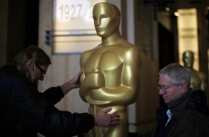 Робочі встановлюють статую Оскара на вході до театру Кодак  під час підготовки до 82-ї церемонії вручення Оскара в Голлівуді, 6 березня 2010 року. 
