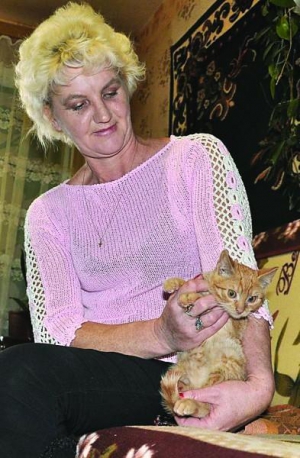 Тернопольчанка Лилия Загоруйко ухаживает за котом Рыжиком. Чтобы вытянуть его из вентиляционной шахты, стену в квартире раздолбили перфоратором