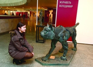 Студентка Инесса Оносова рассматривает скульптуру столичного художника Владимира Журавля ”Кот”. Это самая дорогая работа, проданная во время Большого скульптурного салона в столичном Украинском доме