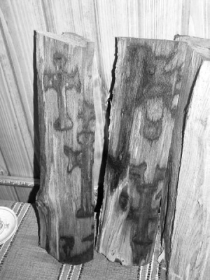 Выжженную внутри в форме крестов древесину бука нашли в селе Нелипино на Закарпатье. Всего внутри дерева около 20 таких крестов