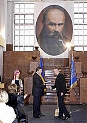 Віктор Янукович вручає нагороди лауреатам Шевченківської премії. Кожному тисне руку