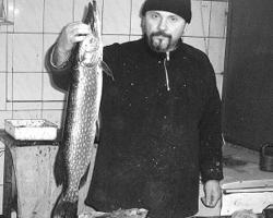 45-річний Олександр Соколенко продає дніпровську рибу на Центральному ринку Черкас. Тримає в руках 5-кілограмову щуку. Каже, в цей час вони повні ікри. Рибу  часто купують на гостинці