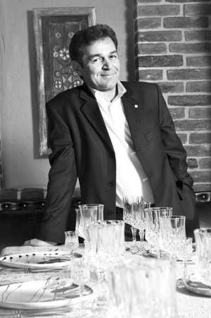 Львівський ресторатор Вардкес Арзуманян чекає гостей у своєму ресторані-кондитерській ”Кентавр”. Фото зроблене  у вересні торік