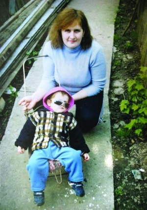 Наталия Войтишина с сыном Богданом в райцентре Жмеринка Винницкой области. Ее обвиняли в изнасиловании несовершеннолетней