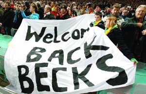 Болельщики ”Манчестер Юнайтед” поздравляют бывшего игрока команды Девида Бекхема, который в составе ”Милана” впервые сыграл против родной команды на стадионе ”Олд Траффорд”. ”С возвращением, Бекс” — надпись на плакате