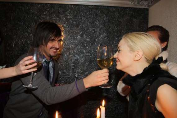 Співака Віталія Козловського вітає екс-модель Наталя Окунська. Своє 25-річчя він відсвяткував 9 березня у столичному “Вагоні-ресторані”