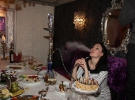Девушка именинника Марина Хорольская курит кальян. Она работает моделью, принимала участие в конкурсе ”Мисс Вселенная-2009”, пела в группе ”Горячий шоколад”