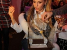 Актриса Ольга Сумская держит на коленях клетку с кенаром. Ее подарила имениннику вместе с комплектом постельного белья