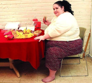 42-летняя Донна Симпсон хочет весить 450 килограммов. Для этого ест много жирных продуктов