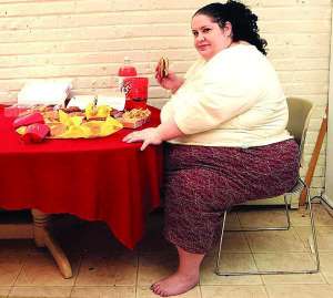 42-летняя Донна Симпсон хочет весить 450 килограммов. Для этого ест много жирных продуктов