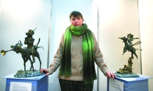 Харьковский скульптор Алла Човган возле своих работ ”Главный надувальщик страны чудаков” и ”Лапашлепик”. Цены на ее работы начинаются от четырех тысяч долларов