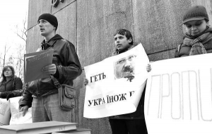 Львовские студенты протестуют против назначения Дмитрия Табачника министром образования и науки возле памятника Ивану Франко во Львове в понедельник