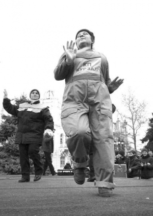 Дворник из Евпатории танцует в прошлую субботу на Театральной площади во время конкурса. Она убирает приморскую набережную