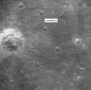 Позаду місяцеходу видно сліди, які він залишив на поверхні Місяця
