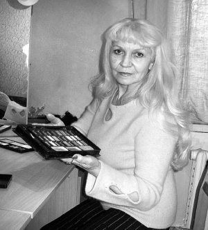 ”Десь у 1980-х із-за кордону почали привозити величезні коробки тіней з безліччю відтінків. Оце була мрія жінки! Їх замовляли всім, хто їхав у відрядження. Мені чоловік привіз із Польщі, — показує коробку таких тіней акторка вінницького драмтеатру Клавдія