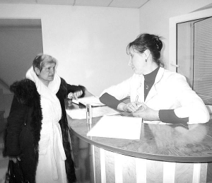 Любовь Барчук (слева) выслушивает претензии персонала центра, где делают ультразвуковое исследование