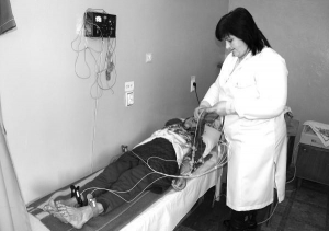 Медсестра Антоніна Товкун з амбулаторії села Могилівка Жмеринського району готується робити електрокардіограму Олені Заїці. У жінки піднявся тиск. За день амбулаторія обслуговує близько 30 пацієнтів