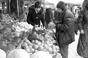 Наталія Павлічко нахвалює пенсіонерці моркву на Центральному ринку Івано-Франківська. Каже, овоч закарпатський, натуральний. Та бідкається на малу пенсію, купує лише дві морквини