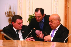 Нардепи-”нунсовцы” Юрий Гримчак (слева) и Геннадий Москаль (справа) будут министрами в оппозиционном правительстве. Первый станет министром чрезвычайных ситуаций, а второй возглавит милицию